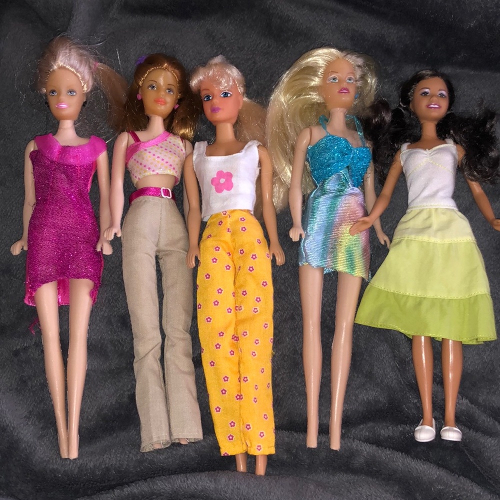 5 set of Barbies